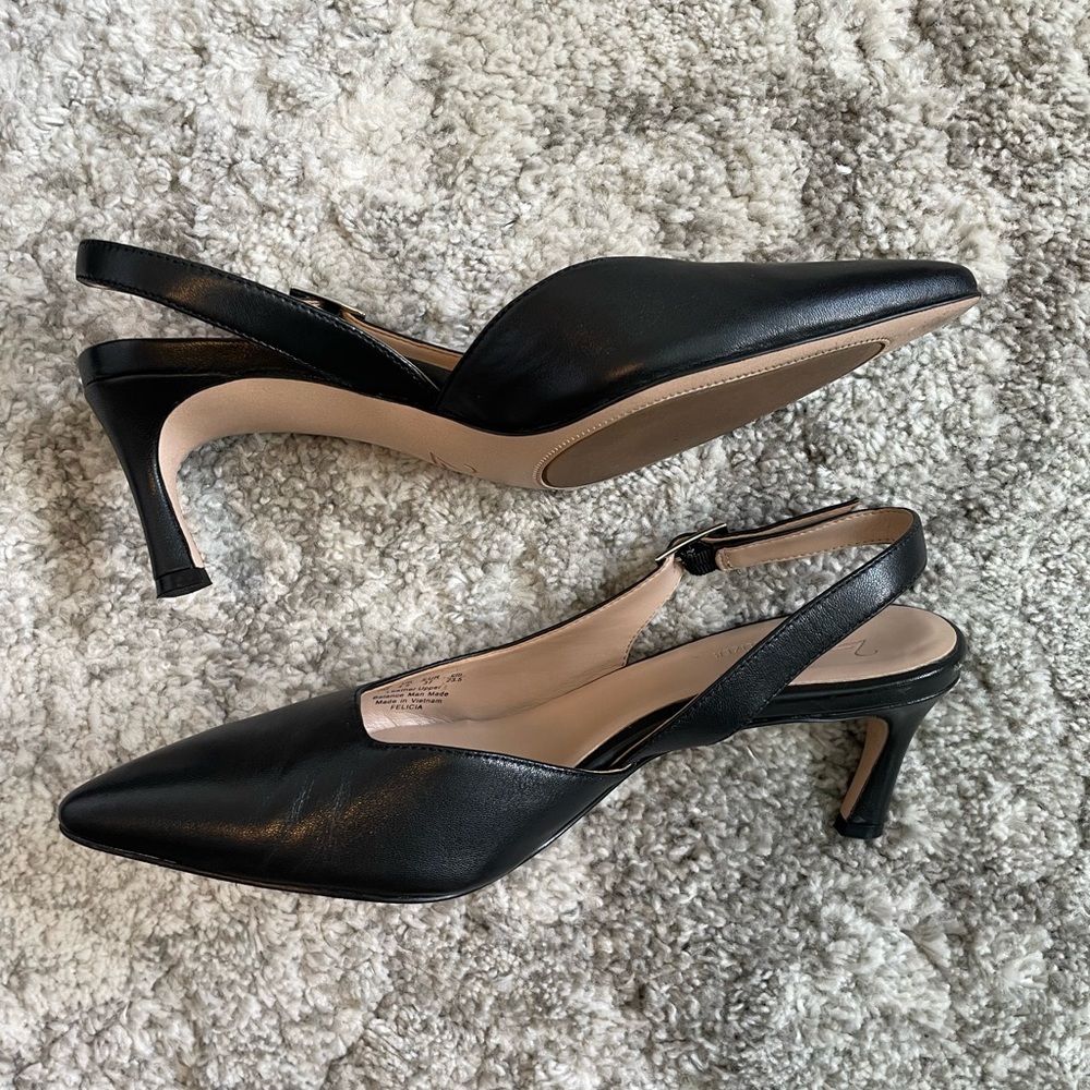 • NATURALIZER BLACK LEATHER POINTED TOE HEELS •